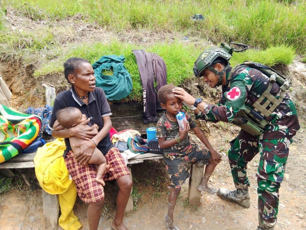 Satgas Yonif 509 Bagikan Daster dan Layanan Gratis&nbsp;Kesehatan