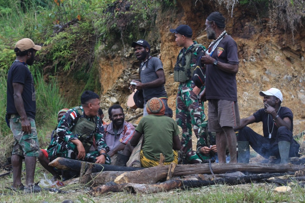 Perkenalan Dengan Masyarakat Intan Jaya, Satgas Yonif 509 Kostrad Laksanakan Bakar&nbsp;Batu