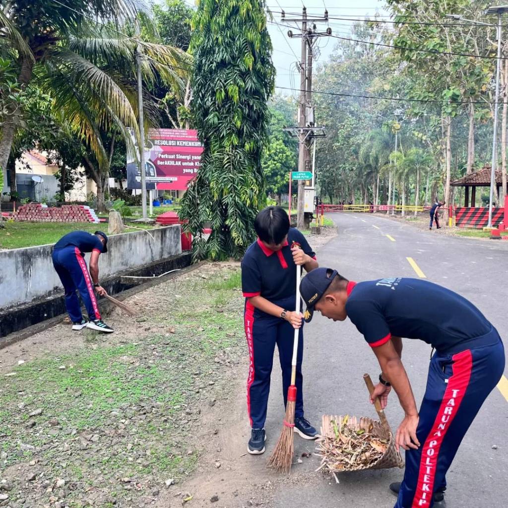 Sayang Lingkungan Salah Satu Taruna, Bersih-Bersih Lingkungan Lapas Pasir&nbsp;Putih