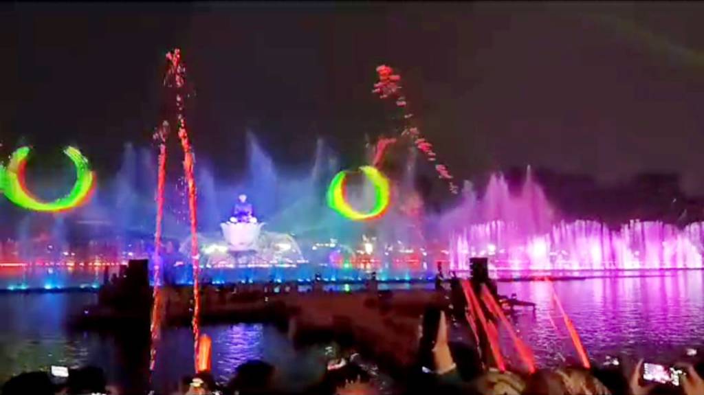 Pertunjukan Air Mancur Sri Baduga di HUT Kota dan Kabupaten&nbsp;Purwakarta