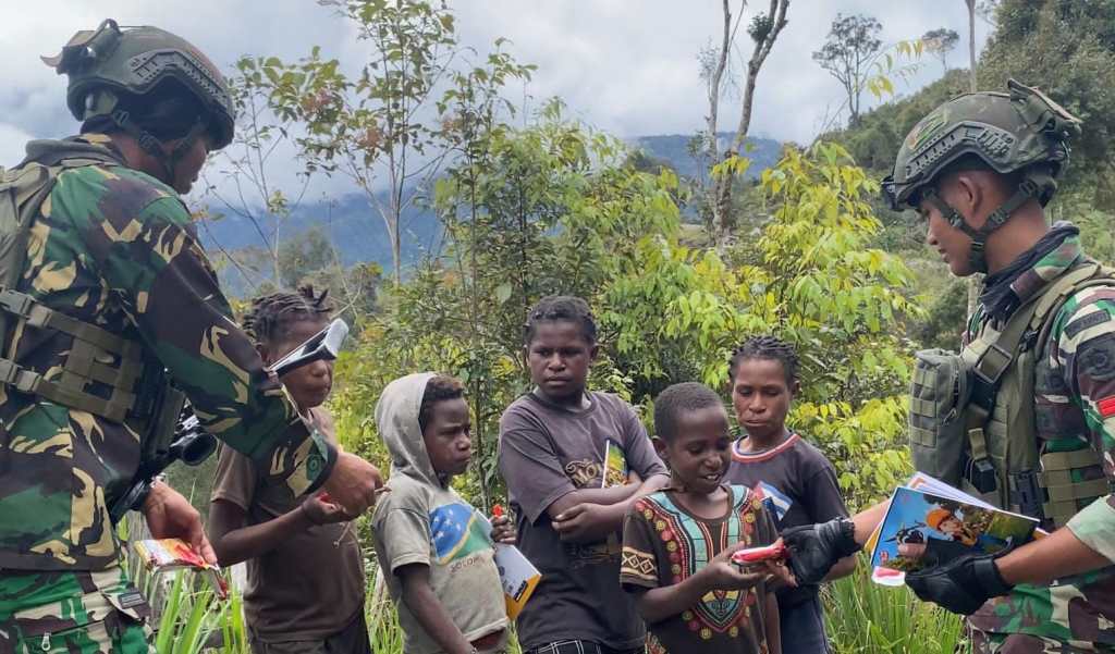 Satgas Yonif 509 Kostrad Patroli Sambil Berbagi di Kampung Amisiga, Intan&nbsp;Jaya
