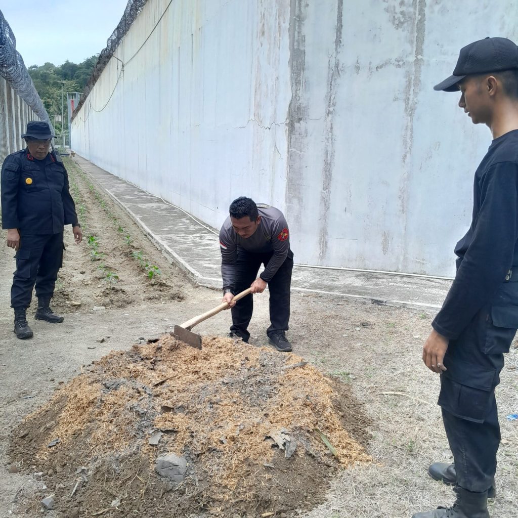 Tak Kenal Rasa Lelah Kalapas Pasir Putih Kontrol Tanaman  Hijau 