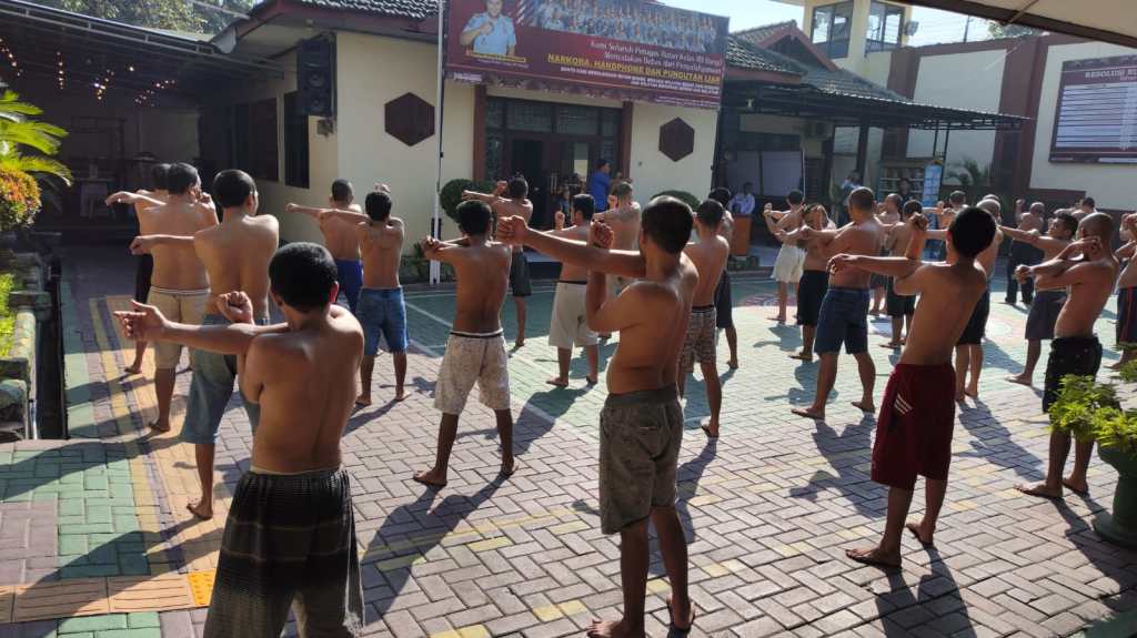 Jaga Kesegaran Jasmani, Rutan Bangil Rutinkan Senam Untuk WBP Blok&nbsp;Mapenaling