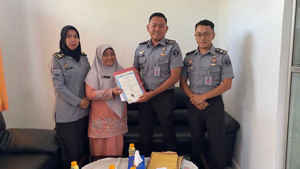 Berikan Layanan Pendidikan Bermutu, Lapas Batam serahkan formulir Peserta&nbsp;Didik